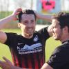 Er kann's kaum fassen: David Fleischmann, dreifacher Torschütze in Abtswind, wird vom Teamkollegen Fabian Lichtlein gefeiert.