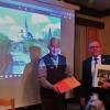 Altbürgermeister Walter Vey (links) hat in der jüngsten Gemeinderatssitzung seine historische Bildsammlung über das Dorf Schönau und von ihm veröffentlichte Bücher an Bürgermeister Rudi Zehe übergeben.