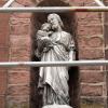 Noch mit Gerüst: die Statue des heiligen Josef.
