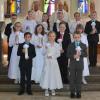 (krit)   Die Kommunionkinder in der Sankt-Sebastian-Kirche in Bastheim mit Pfarrer Wiktor Dziedziech (rechts) und Diakon Hans-Günther Zimmermann.