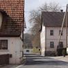 Möglichst in diesem Jahr soll hier rechts der Straße ein Gehweg in Dippach entstehen. Das leer stehende Haus rechts hat die Stadt Eltmann erworben und wird es abbrechen. Die Nebengebäude nutzt der Bauhof als Lager, informierte Bürgermeister Ziegler in der Bürgerversammlung.