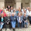 Die Teilnehmerinnen und Teilnehmer an der 50. Praktikertagung der Bundesarbeitsgemeinschaft der aktiven Jugendanstaltsleiter und als sogenannte besondere Vollstreckungsleiter für die jeweilige JVA zuständigen Jugendrichter, die über die Entlassung der Gefangenen entscheiden, stellten sich im Brunnenhof der JVA Ebrach zum Erinnerungsbild. Die letzte Tagung dieser Art hatte 2006 in Bayern stattgefunden, dazwischen in anderen Bundesländern.