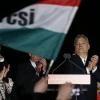 Victor Orbán, EU-kritischer Ministerpräsident Ungarns, klatscht mit seinem Team und seinen Unterstützern während einer Ansprache nach der gewonnenen Wahl.