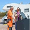 Nicole Jeßberger von der Touristinformation und Thorsten Preis vom Bauhof freuen sich über die versenkbare Müllstation am Wohnmobilstellplatz in Marktheidenfeld.