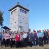 An der einstigen deutsch-deutschen Grenze waren Gäste der KAB Ebelsbach unterwegs. Am Grenzturm nahe der thüringischen Ortschaft Gompertshausen ließen sie sich informieren.