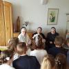 Die Heidenfelder Kommunionkinder zu Gast bei den Erlöserschwestern. Auch im Bild, stehend, rechts: die Kommunitätsleiterin des Pflegeheims der Erlöserschwestern, Sr. Maria Ansgard Kreutner.