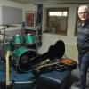 Gitarre und Schlagzeug begleiten Gunter Jüttner sein ganzes Leben. In seinem Probenkeller ist er häufig zum Üben, auch nach all den Jahren geht ohne tägliches Proben nichts.