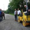 Auf dem Maininsel-Sportplatz werden die 100-Meter-Bahn und die Weitsprungbahn erneuert. Von links: Klaus Karl (TVO), Bauhofleiter Siegfried Uhl, Stadtbaumeister Jens Pauluhn, Bürgermeister Peter Juks, Architekt Marcus Viebahn, Gunter Fleischhacker (Baufirma).