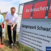 Neuer Garagenpark: Schwarzachs Bürgermeister Volker Schmitt (links) und Investor Andreas Gräf führen den ersten Spatenstich durch.