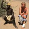 Ewoi: ein Mann aus der Ethnie der Turkana zusammen mit Michael Röhm im April 1983.