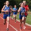 Auf der Zielgeraden des 800-Meter-Laufs stürmte Greta Hörnlein (vorne links) vom VfL Sportfreunde Bad Neustadt noch zum Sieg im Blockmehrkampf der W12. Ihre Teamgefährtin Hanna Seufert (vorne rechts) kam auf Rang vier.