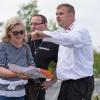 Andreas Frank (rechts) und Alexander Petrowitsch (Mitte) gehören zum Sicherheitsdienst auf der Landesgartenschau am Hubland. Sie werden immer wieder angesprochen, wenn es um Wege und Treffpunkte oder um Erste Hilfe geht. Im Bild Ria Knapke-Fleischmann, die um Auskunft zur ehemaligen Mall bittet.