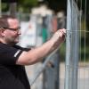 Alexander Petrowitsch, Mitarbeiter beim Sicherheitsdienst cds, kontrolliert immer wieder die Zäune, die das LGS-Gelände begrenzen. Alexander Petrowitsch, Mitarbeiter beim Sicherheitsdienst cds, kontrolliert immer wieder die Zäune, die das LGS-Gelände begrenzen.