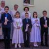 (huhe)   Sieben Kinder, fünf aus Sulzfeld und zwei aus Leinach, feierten mit (hinten, von links)  Pfarrer Gerhard Wißmüller, Diakon Konrad Hutzler und Pastoralreferentin Regina Werner den Tag der Erstkommunion in der Kirche Sankt Bartholomäus in Sulzfeld.