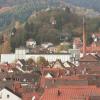 Die ehemalige Brauerei Stumpf, der große, weiße Riegel am Rande der Altstadt, wird verschwinden – und mit ihm auch der Kamin. Der Blick vom Turm der St.-Michael-Kirche aus verdeutlicht die Dimension dieses Gebäudekomplexes. Archivfoto: Matthias Nowak