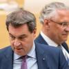 15.05.2018, Bayern, München: Markus Söder (CSU, l), Ministerpräsident von Bayern, und Joachim Herrmann (CSU), Innenminister von Bayern, gehen während der Plenarsitzung im Landtag, in  der das neuen Polizeiaufgabengesetz (PAG) beschlossen werden soll, aneinander vorbei. Foto: Peter Kneffel/dpa +++(c) dpa - Bildfunk+++ | Verwendung weltweit