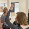 Die Neuntklässler der Karl-Kroiß-Schule arbeiten aktiv mit. Martina Vornbeger (Zentrum für angewandte Energieeffizienz Bayern) stellt ihnen das Energy-Efficiency-Center.