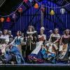 Grad schön war's – die berühmte Singschule aus dem dritten Akt von Albert Lortzings Oper „Zar und Zimmermann“ in der Inszenierung vom Landestheater Detmold.