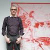 Künstler Markus Lörwald vor seinem Werk „ohne Titel“, dem Beginn einer größeren Serie.