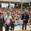 Karlheinz Lamprecht, Ministerialbeauftragter für die Realschulen in Unterfranken (rechts), übergibt das Kompass-Zertifikat an Schulleiter Dieter Schanzer und die Schülervertreter Vin Scheurich und Birgit Eilender (von links). Alle Schüler der Realschule waren bei der Feier vor den Pfingstferien dabei.