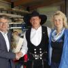 Der zweite Bürgermeister der Gemeinde Kolitzheim, Martin Mack (links im Bild) überbrachte zum Firmenjubiläum und zur Einweihung der neuen Produktionshalle in Oberspiesheim die Glückwünsche der Gemeinde an den Inhaber der Firma Holzbau Dorsch, Frank Dorsch, und seine Partnerin Jutta Roth.