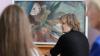 Marlene Lauter, Leiterin des Würzburger Museums im Kulturspeicher, präsentiert das neu erworbene „Stillleben mit Uhr und Papierrollen“ von Dorothea Maetzel-Johannsen.