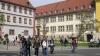 Die Generalsanierung der Friedrich-Bernbeck-Schule (rechts) neben dem Landratsamt schlägt mit neuneinhalb Millionen Euro zu Buche. Der Schulbetrieb muss während der veranschlagten drei Jahre Bauzeit in eine Schule in den Marshall Heights ausgelagert werden.