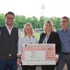 (spf)   Mittlerweile schon gute Tradition hat die alljährliche Spendenaktion der Fans des 1. FC Schweinfurt 05 zugunsten einer sozialen Einrichtung in der Region. Diesmal unterstützt die „Szene 1905“ den Trägerverein „Frauen helfen Frauen e.V.“ des Schweinfurter Frauenhauses mit 1600 Euro. Der Betrag wurde bei diversen Aktionen gesammelt, darunter bei einer Tombola im Rahmen der Fanweihnachtsfeier im Soccerdome, mit der Rückgabe der Pfandbecher bei Regionalligaspielen des FC 05 und durch den Verkauf eines selbstgestalteten Fan-Kalenders. Bei der Übergabe im Willy-Sachs-Stadion bedankte sich Sabine Dreibholz (im Bild, Zweite von links) vom Frauenhaus für die großzügige Spende und stellte kurz die  Einrichtung vor. Sie berichtete, dass etwa 50 Frauen, viele mit Kindern, im Vorjahr betreut worden seien. Gründe für einen Aufenthalt im Frauenhaus sind fast ausnahmslos körperliche oder psychische Gewalt gegen Frauen. Mittels einer Krisenintervention sowie Hilfen bei der Existenzsicherung und bei Behördengängen unterstützt das vor allem aus Ehrenamtlichen bestehende Team die betroffenen Frauen und Kinder. Die Spende soll für die Finanzierung eines benötigten Autos verwendet werden, für dessen Anschaffung der Trägerverein derzeit spart. Spendenmitinitiator Swen Geis dankte ausdrücklich allen Fans für ihre Unterstützung sowie den Sponsoren der Tombola, unter anderem der Firma Allstar Sport, die viele Sachpreise zur Verfügung gestellt hätten (im Bild, von rechts): Dominik Groß, FC 05-Vorstand für Jugend und Fanbetreuung, Carolin Weber und Swen Geis (links), Organisatoren der Szene 1905-Spendeninitiative, und Sabine Dreibholz vom Frauenhaus.