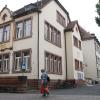 Dei beiden Gebäude der Volkshochschule Karlstadt werden außen saniert. Der hauptsächliche Diskussionspunkt war in dem Zusammenhang, ob dabei wieder Holzfenster zum Einsatz kommen sollen.