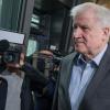 Horst Seehofer, CSU-Vorsitzender und Bundesminister für Inneres, Heimat und Bau, läuft vor der Sitzung des CSU-Vorstands in der CSU-Parteizentrale an den wartenden Fernsehkameras vorbei.