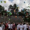 Spendenaufruf aus der Luft: Vor Beginn des „Lebenslaufes“ werden Luftballons mit dem Aufdruck „Schule ohne Rassismus – Schule mit Courage“in die Höhe geschickt. An den bunten Ballons hängt ein Postkarte mit der Bitte, für das neue Sport- und Gemeinschaftszentrum in Mwanza zu spenden.