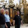 Architekt Alwin Zenkel, Pfarrer Marcus Wolf und Kirchenpfleger Josef Schirmer (von links) begutachten den renovierten Innenraum der St. Gangolf-Kirche.