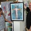 Der Maler Hartwig Kolb hat gut lachen. Er hat seinen „Söder” (Acrylgemälde) fest im Griff und zeigt ihn in der gemeinsamen Ausstellung „Sensible Begegnung” mit Keramikmeisterin Elisabeth Reusch-Heidenfelder in der Alten Turnhalle.