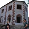 Eine tolle Neuigkeit konnte Planer Roland Breunig beim Ortstermin auf der Baustelle Klosterhof 20 der Zeller Bürgermeisterin Anita Feuerbach präsentieren: Vor einigen Tagen ergab sich bei Abbrucharbeiten der bis auf eine kleine Öffnung zugemauerten Fenster des Refektoriums, dass hier noch spätgotische Elemente aus der Zeit von Julius-Echter vorhanden und noch so gut erhalten sind. Sie wurden offenbar durch das Zumauern die ganze Zeit über konserviert. Foto: Dieter Gürz Eine tolle Neuigkeit konnte Planer Roland Breunig beim Ortstermin auf der Baustelle Klosterhof 20 der Zeller Bürgermeisterin Anita Feuerbach präsentieren: Vor einigen Tagen ergab sich bei Abbrucharbeiten der bis auf eine kleine Öffnung zugemauerten Fenster des Refektoriums, dass hier noch spätgotische Elemente aus der Zeit von Julius-Echter vorhanden und noch so gut erhalten sind. Sie wurden offenbar durch das Zumauern die ganze Zeit über konserviert. Foto: Dieter Gürz
