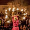 Der Eberner Mittelaltermarkt: Feuriger Höhepunkt des Abends war die Gruppe Castra Vita. Sie zeigte vor der Kulisse des Grauturms eine spektakuläre Feuershow.