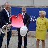 Spatenstich in Geiselwind (von links): New Wave Deutschland-Geschäftsführer Andre Bachmann, Geiselwinds Bürgermeister Ernst Nickel und Landrätin Tamara Bischof.