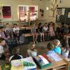 Die gemischte erste und zweite Jahrgangsstufe an der Grundschule Himmelstadt mit Klassenlehrerin und Rektorin Tanja Schaub-Gütling.