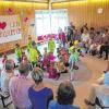 An vier Vormittagen wurden die Großeltern aller Kinder mit liebevoll gestalteten Einladungen ins „Haus für Kinder“ eingeladen.  Rund 150 Großeltern folgten laut einer Pressemitteilung des Kindergartens der Einladung. Sie bewunderten die Kinder bei ihren Liedern und Kreisspielen aus dem Krippenalltag, erlebten spannendes „Rund ums Herz“ mit neuen und alten Spielen bei den Igelkindern, bestaunten die Aufführung „Die Blume im Garten“ der Mäusegruppe und erfreuten sich an der Klanggeschichte „Wie klingt der Sommer“ der Käferkinder.  Am Ende wagten sie noch ein flottes Tänzchen zu dem Lied „Liebe Oma tanz mit mir“. Nach den Darbietungen der Kinder hatten sich Groß und Klein eine kühle Erfrischung mit selbst gemachter Bowle verdient.