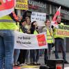 Sie fordern mehr Geld und soziale Sicherheit: Mitarbeiter des Buchhändlers Hugendubel streiken am Freitag vor der Filiale in der Würzburger Innenstadt.