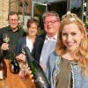 Im Weingut Reiss: die Fränkische Weinkönigin Klara Zehnder mit Bürgermeister Adolf Bauer und den Winzern Christian und Martina Reiss.
