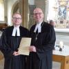 Erhielt von Dekan Oliver Bruckmann (rechts) die Installationsurkunde: Pfarrer Andreas Grell