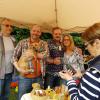 Guter Duft für den guten Zweck: Norbert Dessloch und sein Team verkaufen beim Tag der offenen Tür Parfüm-Tester und spenden den gesamten Erlös. Foto: Gisela Schmidt Guter Duft für den guten Zweck: Norbert Dessloch und sein Team verkaufen beim Tag der offenen Tür Parfüm-Tester und spenden den gesamten Erlös. Foto: Gisela Schmidt