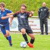 Julius Buchs (rechts, JFG Grabfeld) sichert sich im Zweikampf den Ball und schießt das 5:0 im letzten Saisonspiel gegen den TV Haßfurt.