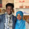 Abdifatah Hussen Mohamed und seine Frau Faisa in ihrem ersten „Mama Africa“-Restaurant in der Sattlerstraße, das gut angenommen wurde. Dort mussten sie wegen maroder Elektroleitungen raus. Als sie in der Nähe ein Lokal übernehmen wollten, scheiterte das an hohen Investitionen in den Brandschutz. Jetzt suchen sie erneut, denn „Mama Africa“-Essen soll es weiter geben.