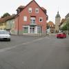 Die Josef-Wächter-Straße mit Blick Richtung Stadttor: Dieser Bereich wird neugestaltet, inklusive der Einmündung in die Alte Obervolkacher Straße (links). Dort beginnt auch die neue Einbahnstraßen-Regelung in Richtung Ortsmitte.