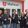 Daumen hoch! Johanna Schindler, Natascha Kügler,  Mona Sendelbach und Elisa Jung (von links) sind begeistert von ihrem Freiwilligen Sozialen Jahr bei den Maltesern Würzburg. Auf das Foto hat sich auch noch Lewaa El Salam Haj Bakri aus Syrien gesellt, der derzeit seinen Bundesfreiwilligendienst im Flüchtlingsreferat macht.