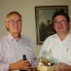 Bürgermeister Karl-Dieter Fuchs (rechts) gratulierte Jürgen Schellhase in Mainstockheim zum 80. Geburtstag.