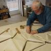 Peter Weber mit einem seiner "Footprints" (Labyrinth für Würzburg), 2018, Baumwolle gefaltet. Foto: Peter Weber
