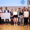 Verleihung des 3. Preises für die Filmgruppe: Preisübergabe an die Filmgruppe des Staatlichen Beruflichen Schulzentrums Alfons Goppel. Mit im Bild: Bundesentwicklungsminister Gerd Müller (Zweiter von links), Sabine Otter, Leiterin der Filmgruppe (Fünfte von rechts), Ralph Caspers, Moderator der Preisverleihung (Vierter von rechts).