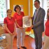 In Veitshöchheim eröffnete Kinderärztin Dr. Christa Kitz (zweite von links) eine Praxis. Bürgermeister Jürgen Götz gratulierte. Foto: Dieter Gürz